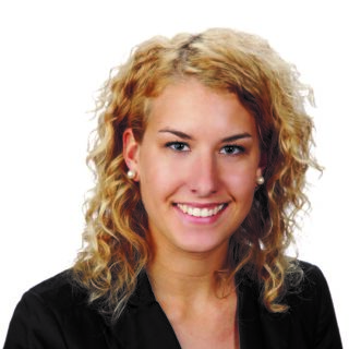 lächelnde frau mit blonden locken