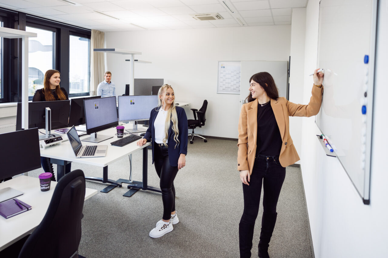 junge menschen in büro an stehtischen