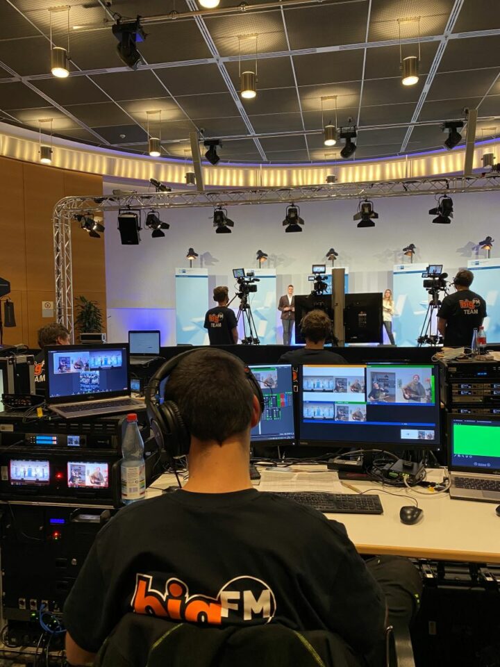 techniker mit bigfm-shirt hinter monitoren