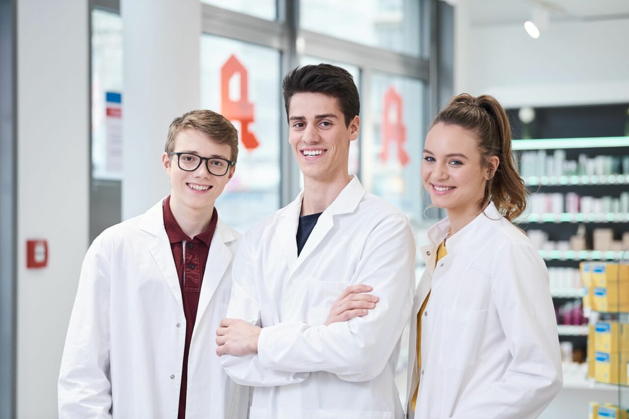 drei menschen mit weißem kittel