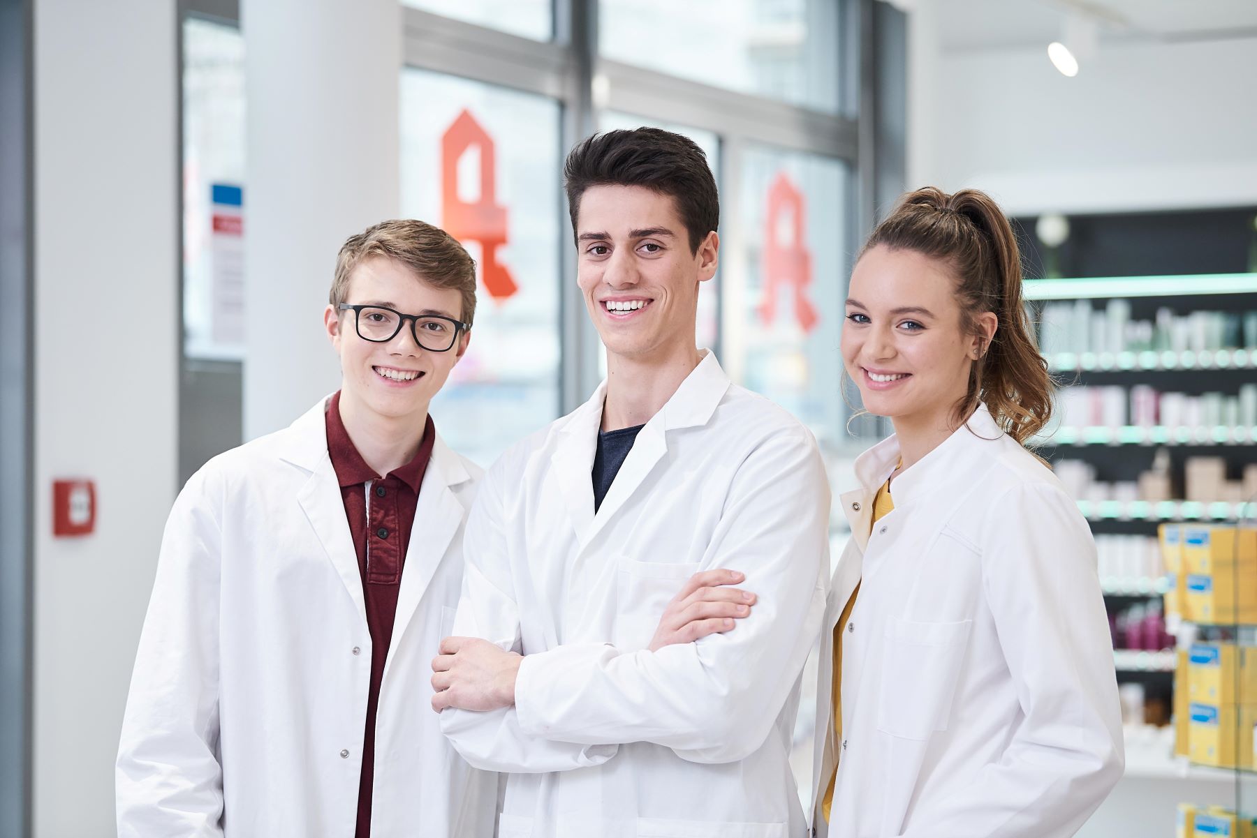 drei menschen mit weißem kittel