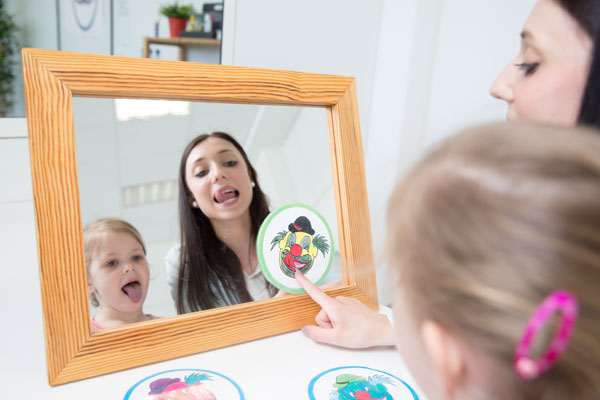 kind und frau schauen in einen spiegel