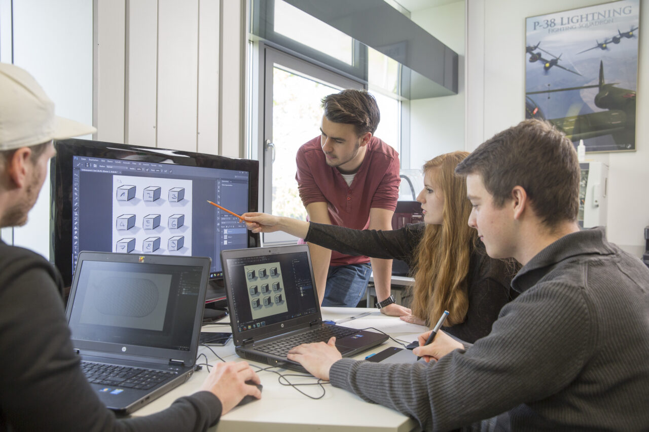 personen schauen auf bildschirme