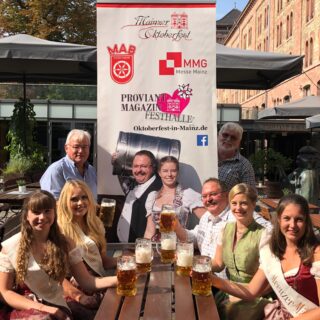 oktoberfest-besucher vor mainzer proviantamt