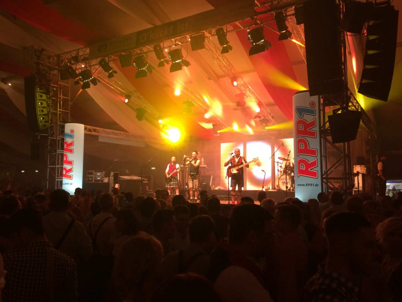 bühne beim mainzer oktoberfest