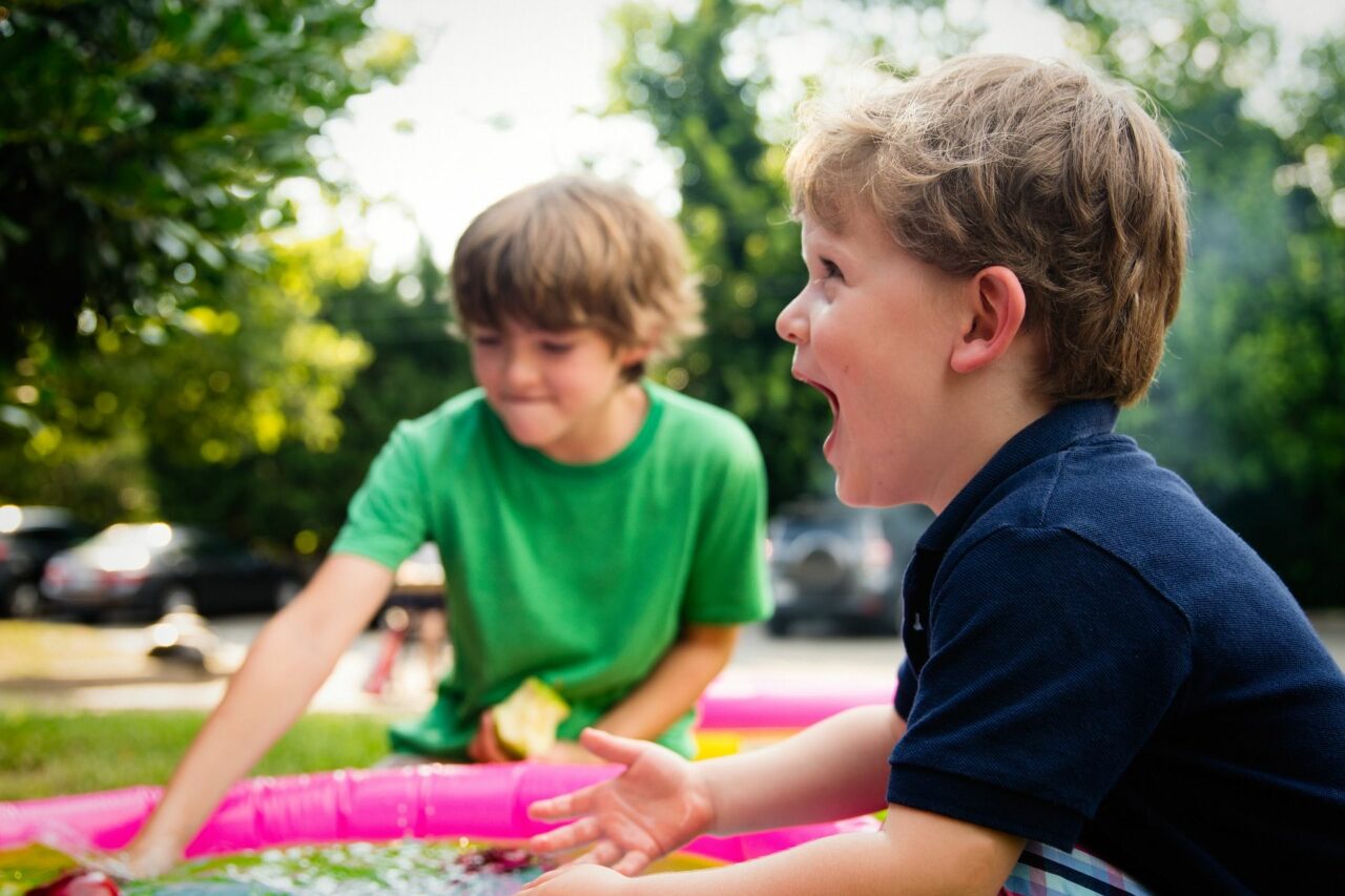 kinder in bunten tshirts spielen im garten
