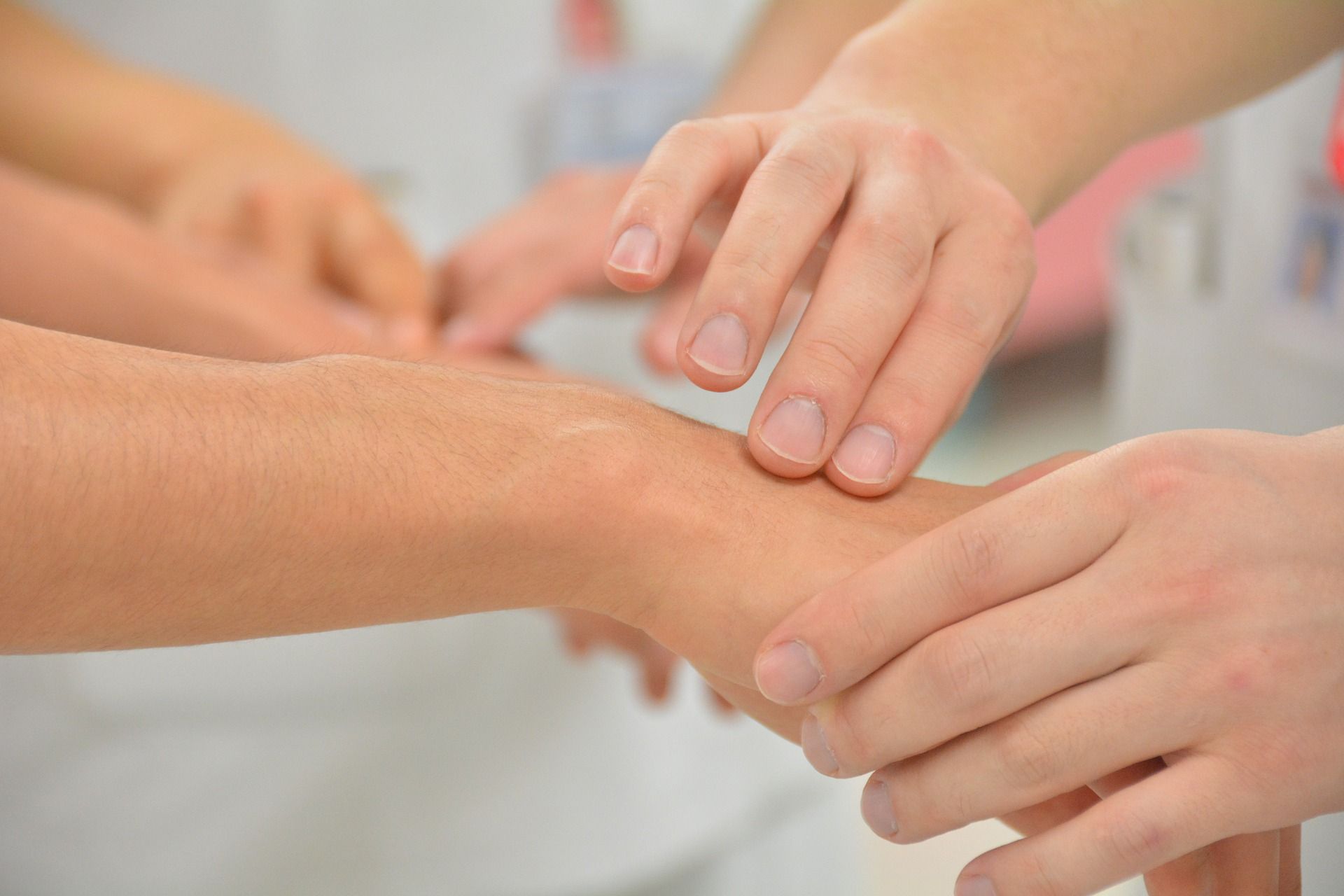 physiotherapie, hände fühlen puls