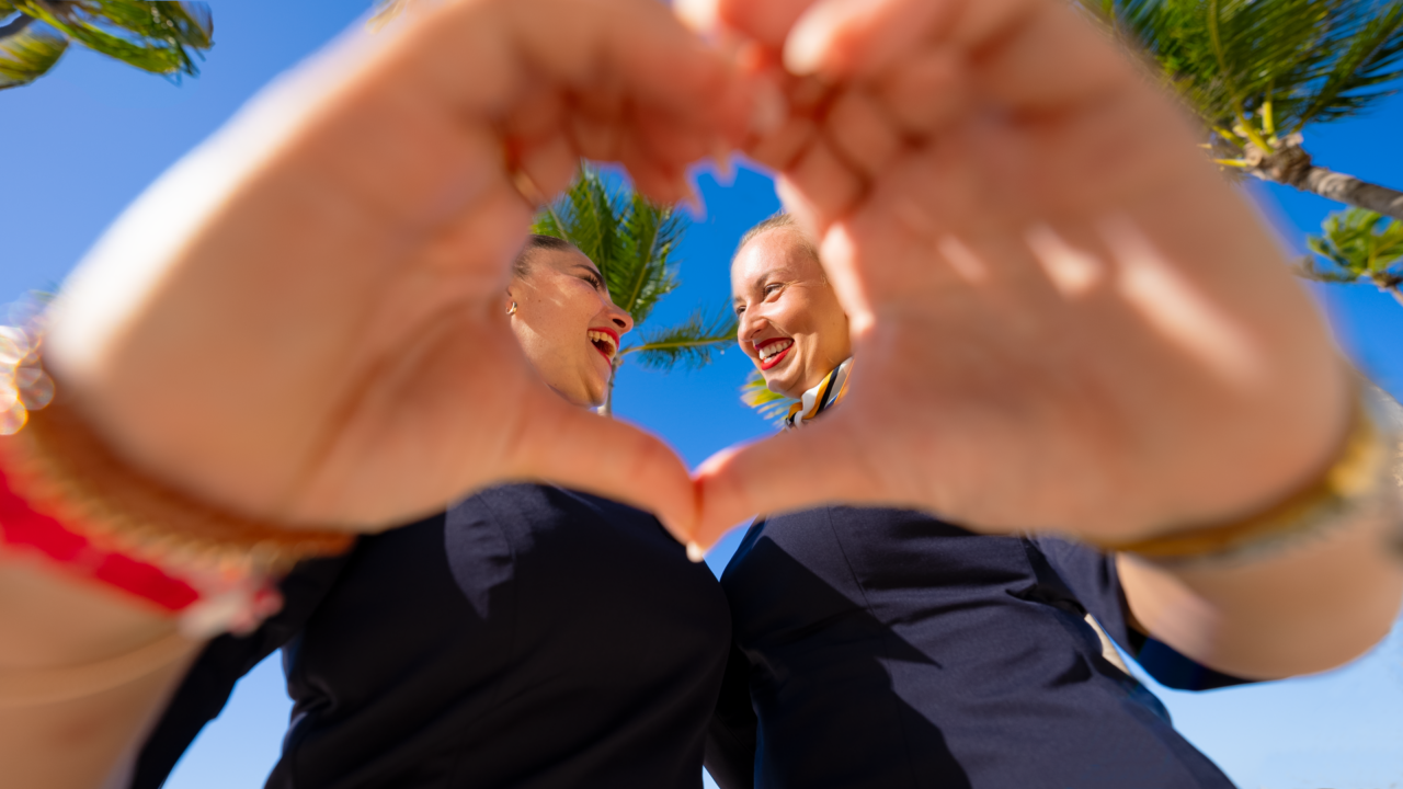 frauen in uniform, die hände zu einem herz geformt