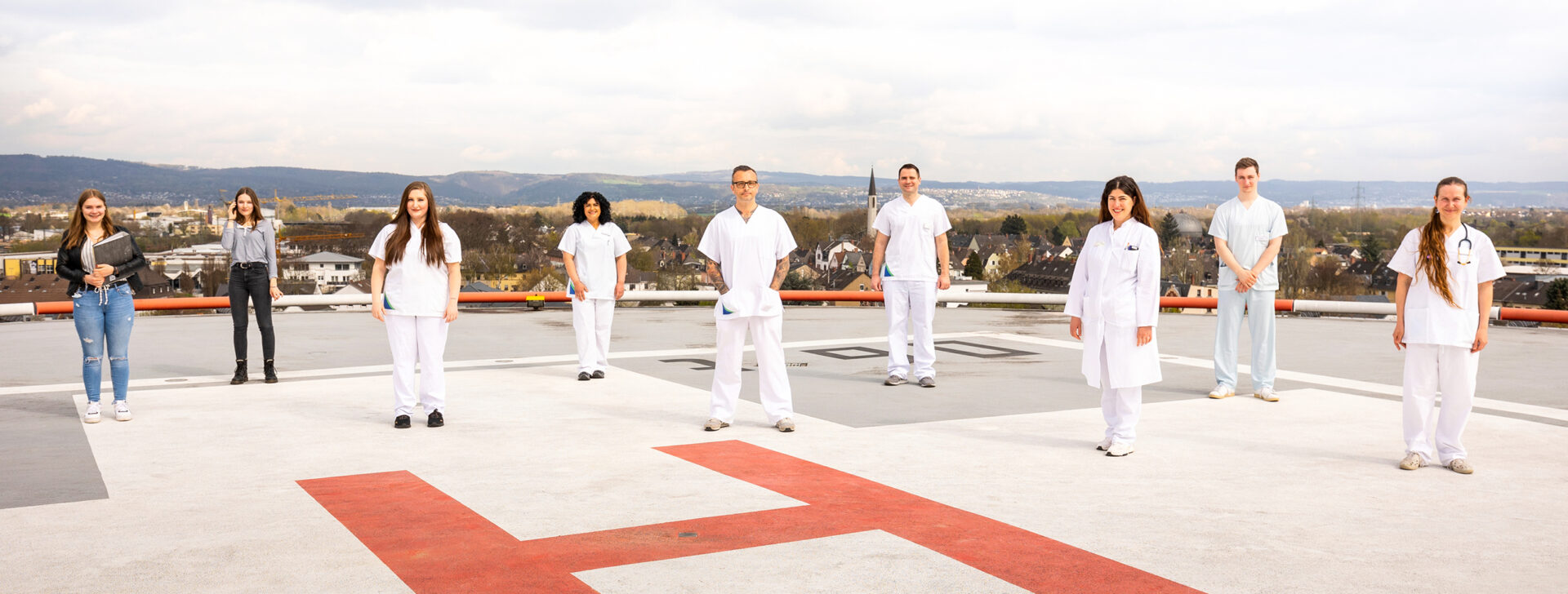 krankenhauspersonal auf helikopterlandeplatz