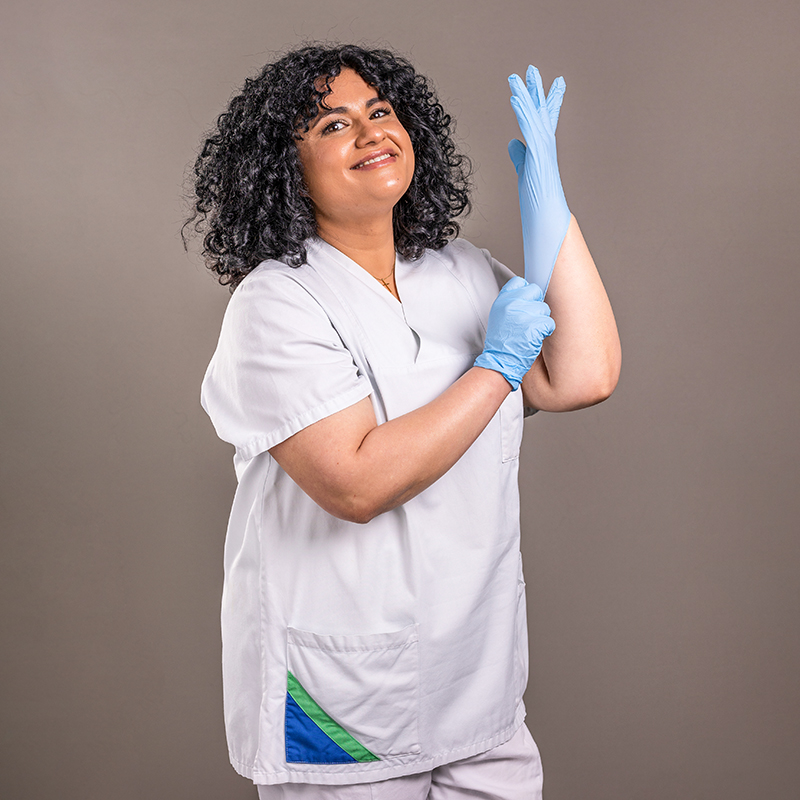 frau mit arztkittel und einweghandschuhen