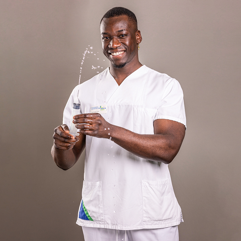 lachender man mit spritze