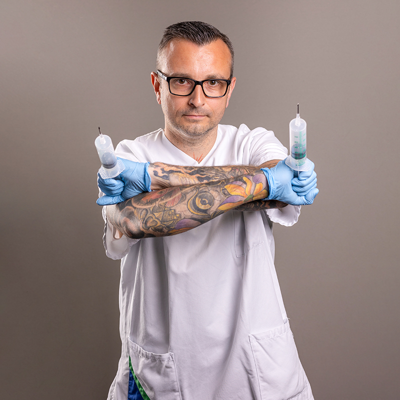 mann mit tätowierten armen