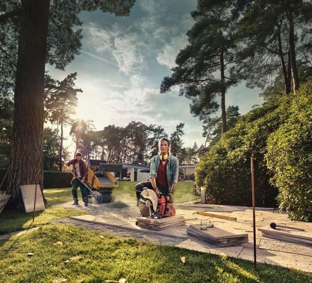 frau mit fliesenschneider