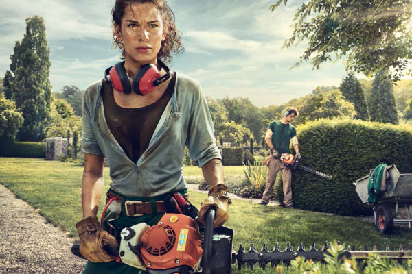 frau mit heckenschere