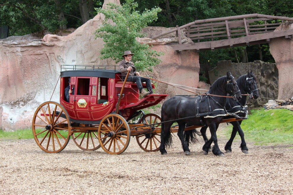 kutsche mit schwarzen pferden