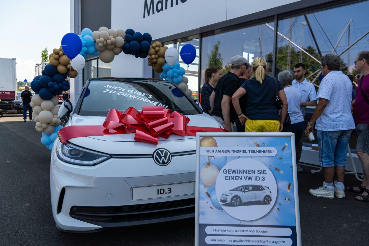 weißer vw id.3 mit luftballons