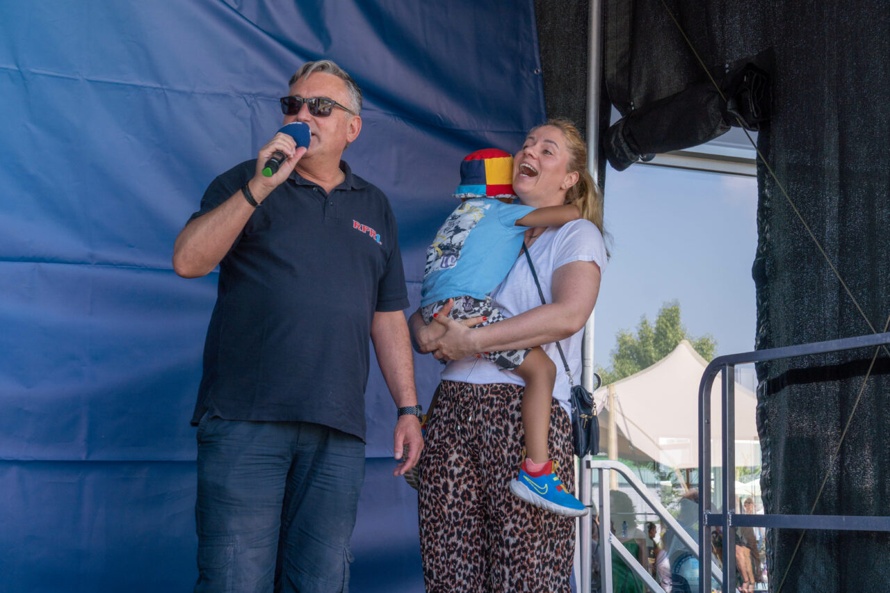 ralf mit frau und kind auf der bühne