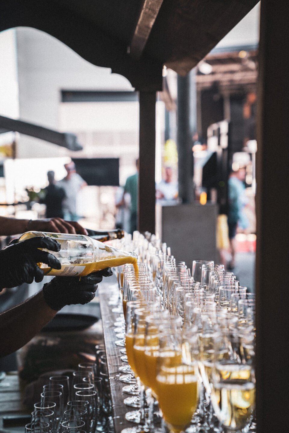 sektgläser in einer reihe