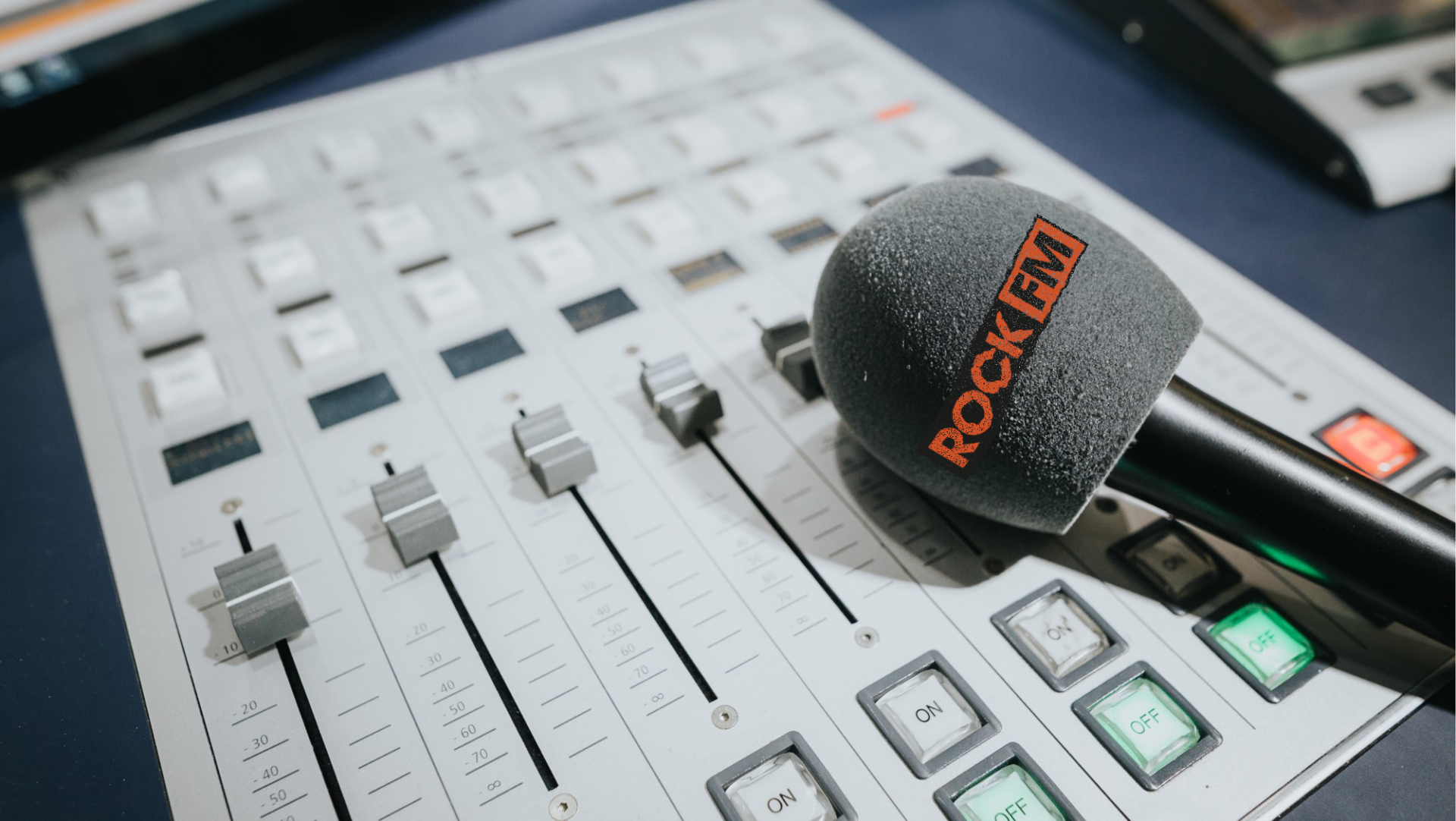 Mikrofon mit ROCK FM-Logo auf Mischpult