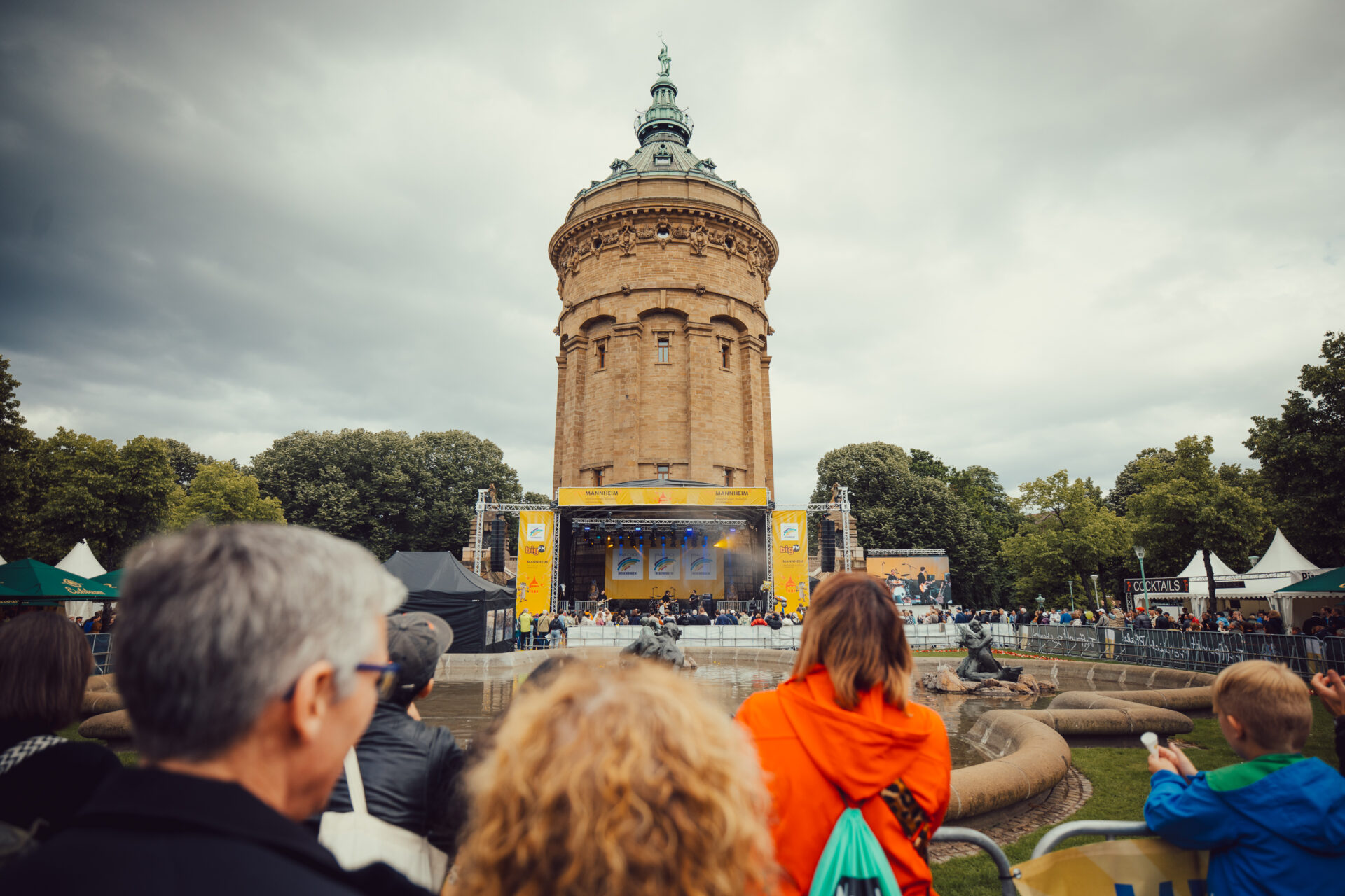 Mannheimer Wasserturm mit der RADIO-REGENBOGEN-Bühne und Menschen im Vordergrund