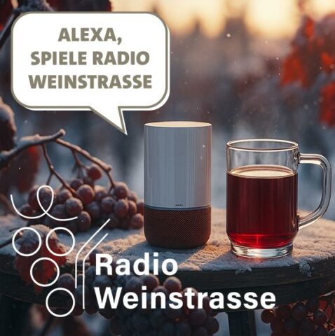 Eine gläserne Tasse mit rotem Glühwein steht neben einem Smartspeaker auf einem mit Schnee bedeckten Tisch, in einer Sprechblase steht "Alexa, spiele Radio Weinstrasse"