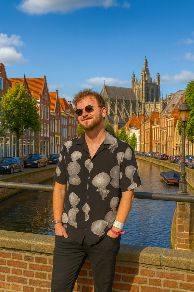 bigFM-Moderator Rolf auf einer Brücke vor der Altstadt in der niederländischen Region Brabant.