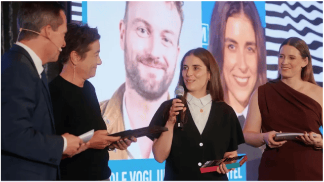 Tanja Ninnemann, nationale Vertriebsleiterin der Audiotainment Südwest nimmt den Audiopreis 2026 für bigFM NRW entgegen.